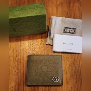 Brand New Gucci Men's Leather GG Logo Bi fold Wallet Green